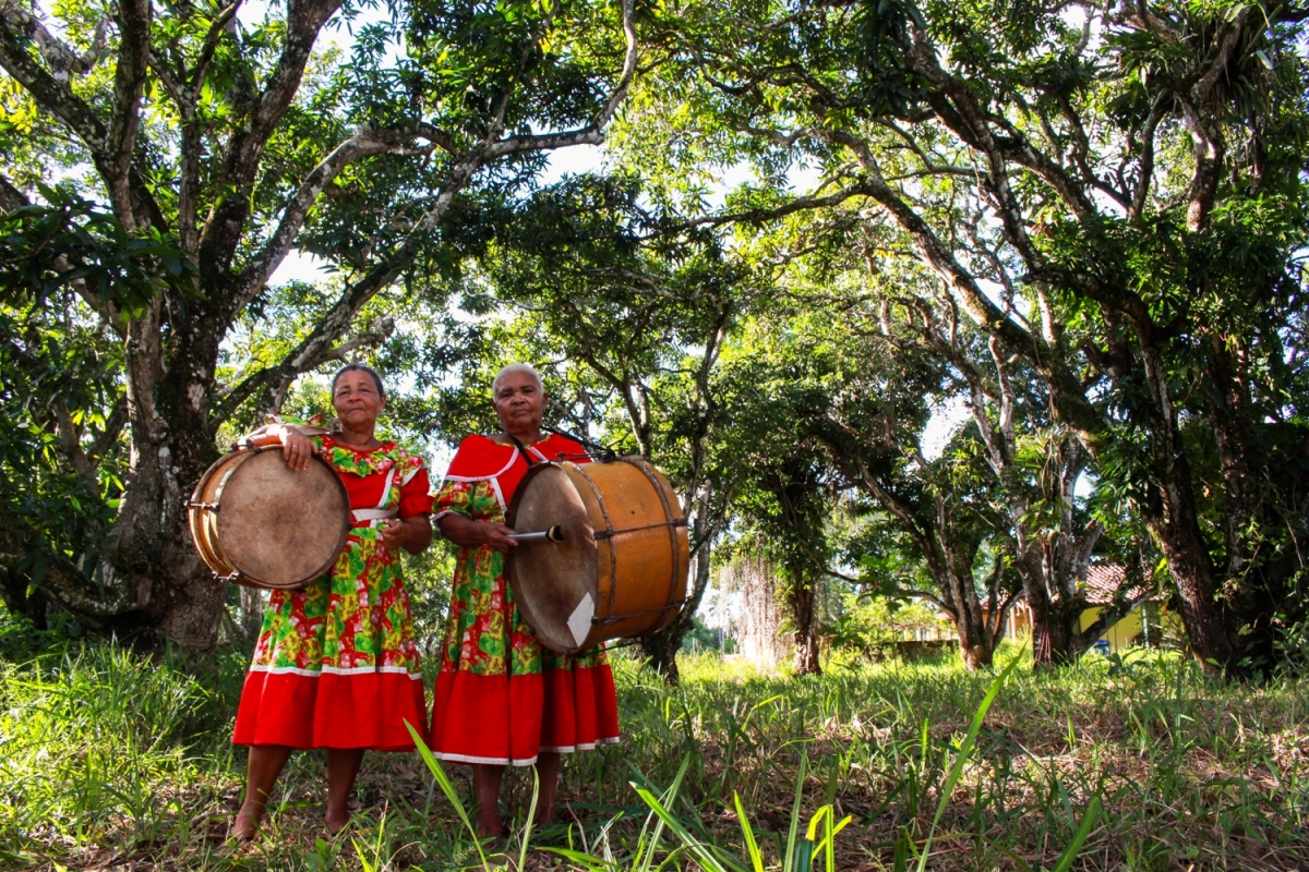 No povoado Ilha Grande, no município sergipano de São Cristóvão, as mestras da cultura popular Madá e Adelaide se preparam para o lançamento do CD �??Samba de Coco da Ilha�?�, no próximo dia 16 de fevereiro (Foto: Equipe de Educomunicação PEAC/ UFS)