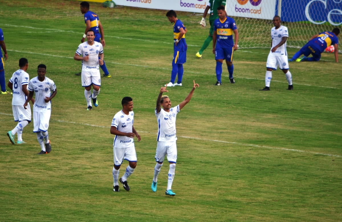 Ítalo comemora: terceiro gol do Dragão (Foto: Igor Matheus/ Portal Infonet)