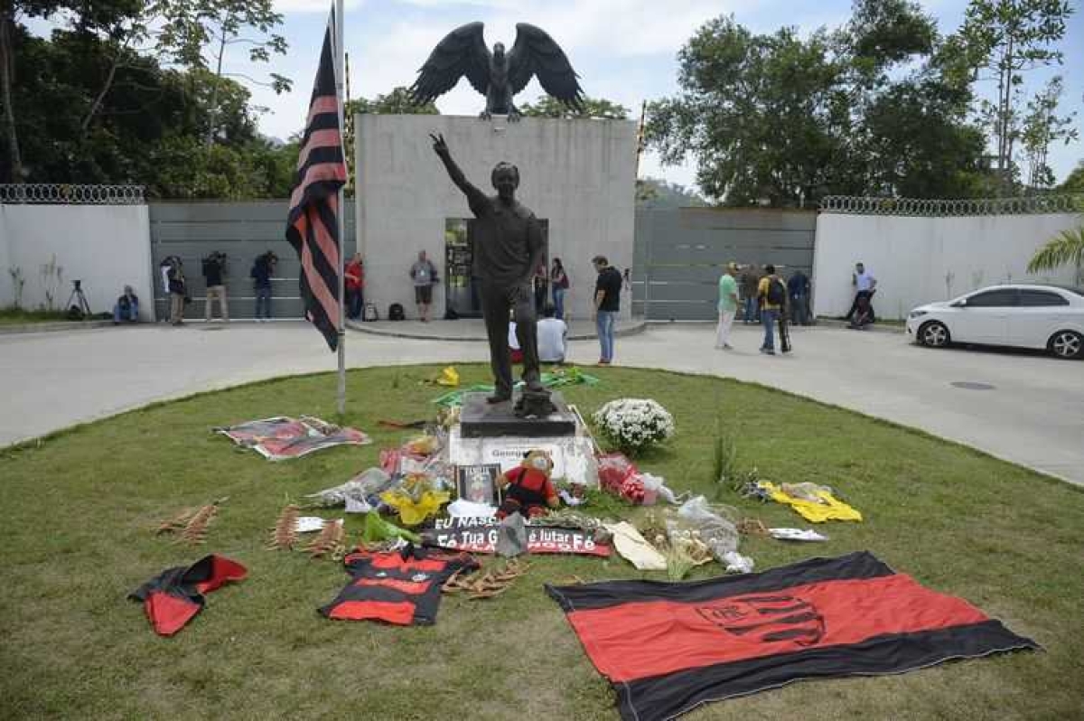 Fãs prestam homenagem aos jogadores vítimas da tragédia no Centro de Treinamento do Flamengo, o Ninho do Urubu (Foto: Tomaz Silva/ Agência Brasil)