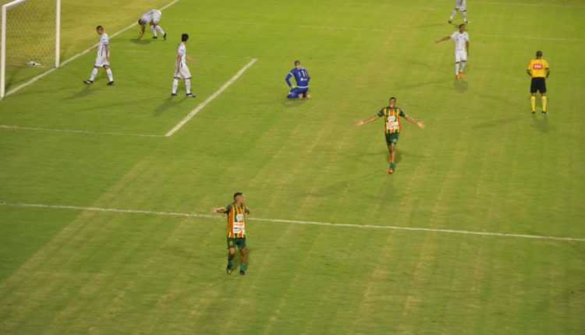 Cleitinho comemora: Sampaio 2 a 0 (Foto: Igor Matheus/ Portal Infonet)