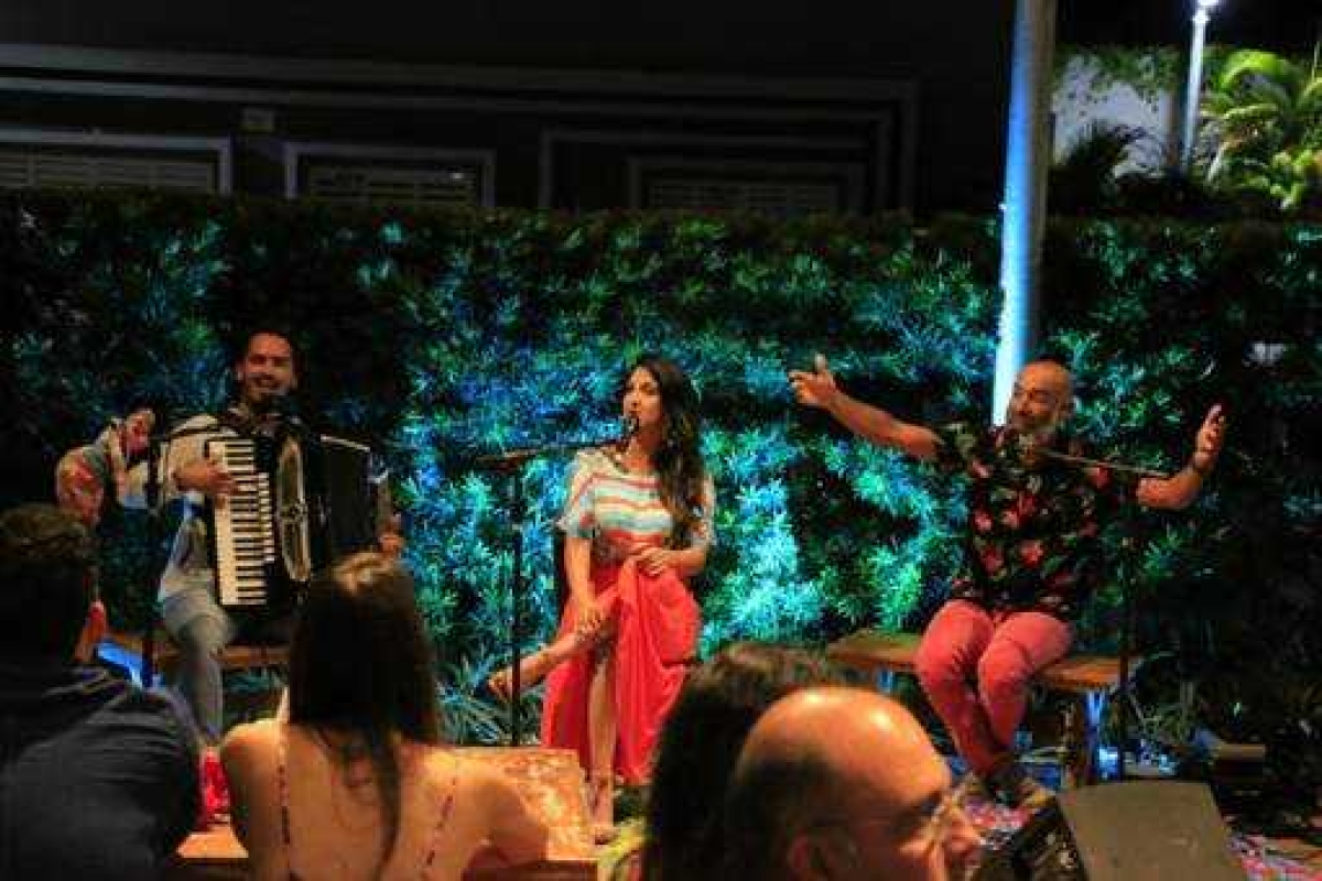 Trio é formado por Lucas Campelo, Bárbara Sandes e Henrique Teles (Foto: Igor Azevedo)
