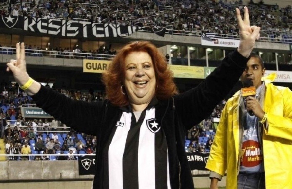 Beth Carvalho em partida do Botafogo (Foto: Divulgação)