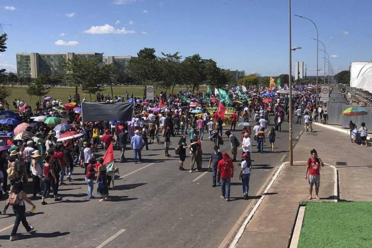 Manifestantes voltam às ruas por mais verbas para universidades (Foto: José Cruz/ Agência Brasil)