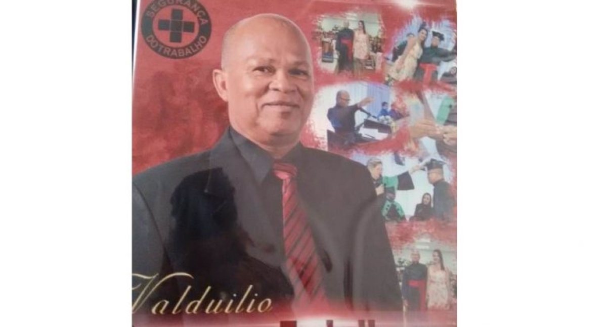 O estudioso mostra, orgulhoso, sua foto em um de seus convites de formatura (Foto: Arquivo pessoal/ Via Unit)