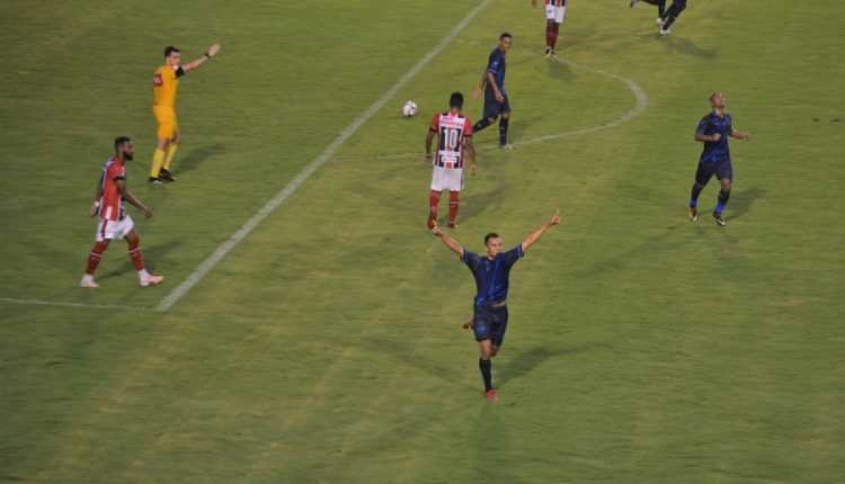 Renan comemora: Confiança 1 a 0 (Foto: Igor Matheus/ Portal Infonet)