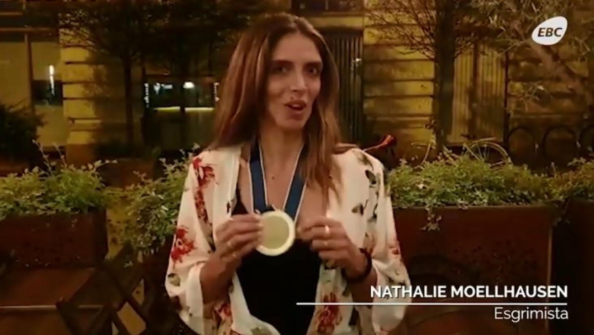 Nathalie Moellhausen conquista primeiro ouro para a esgrima brasileira (Imagem: Reprodução de vídeo/ YouTube/ EBC na Rede)