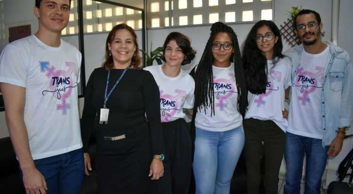 A professora Acácia entre os idealizadores do projeto Guilherme Sampaio e Daniela Andrade (Foto: Unit)