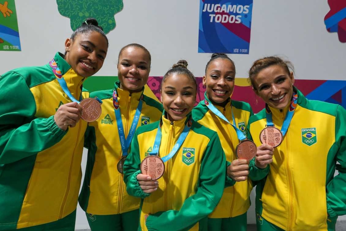 Equipe feminina brasileira com o bronze conquistado em Lima (Foto: Abelardo Mendes Jr./ Rede do Esporte)