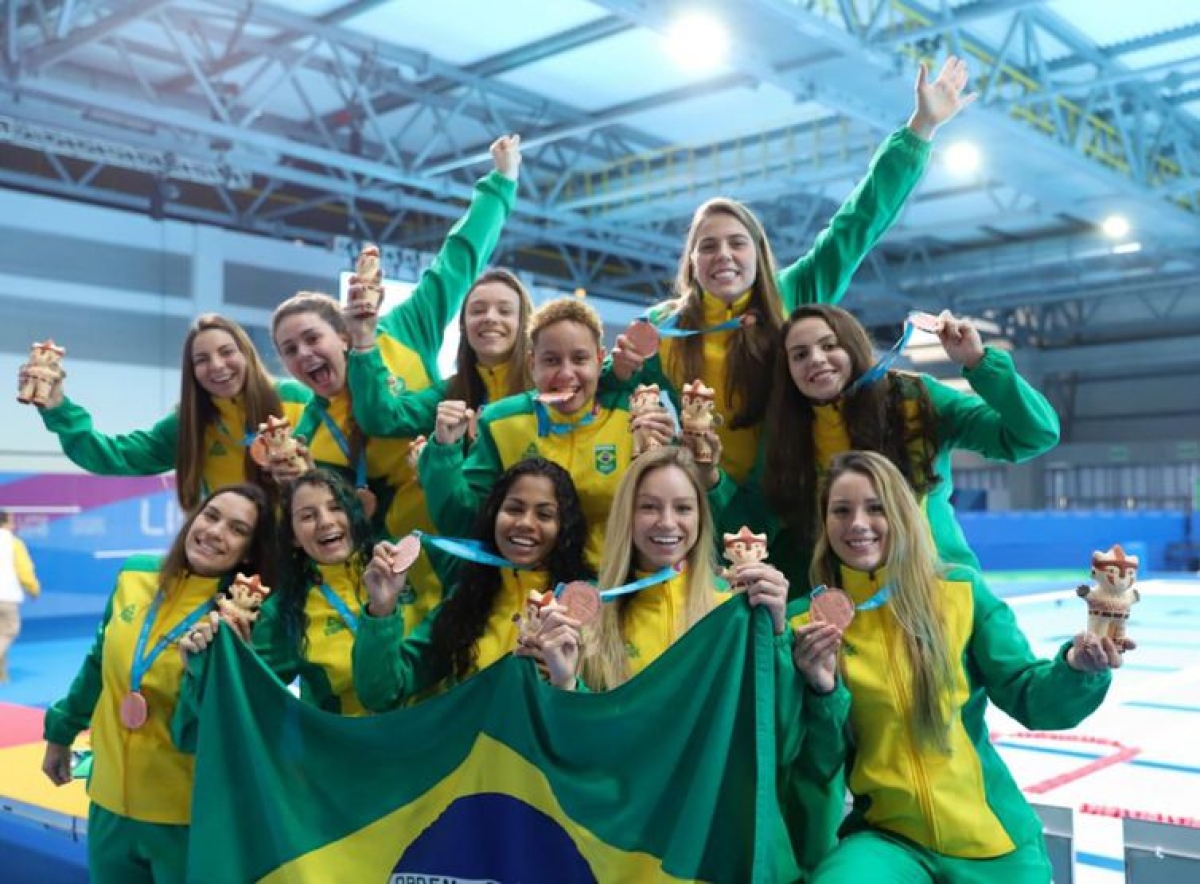 Equipe feminina de polo aquático comemora o bronze nos Jogos Pan-Americanos de Lima (Foto: Alexandre Castello Branco/ COB�??)