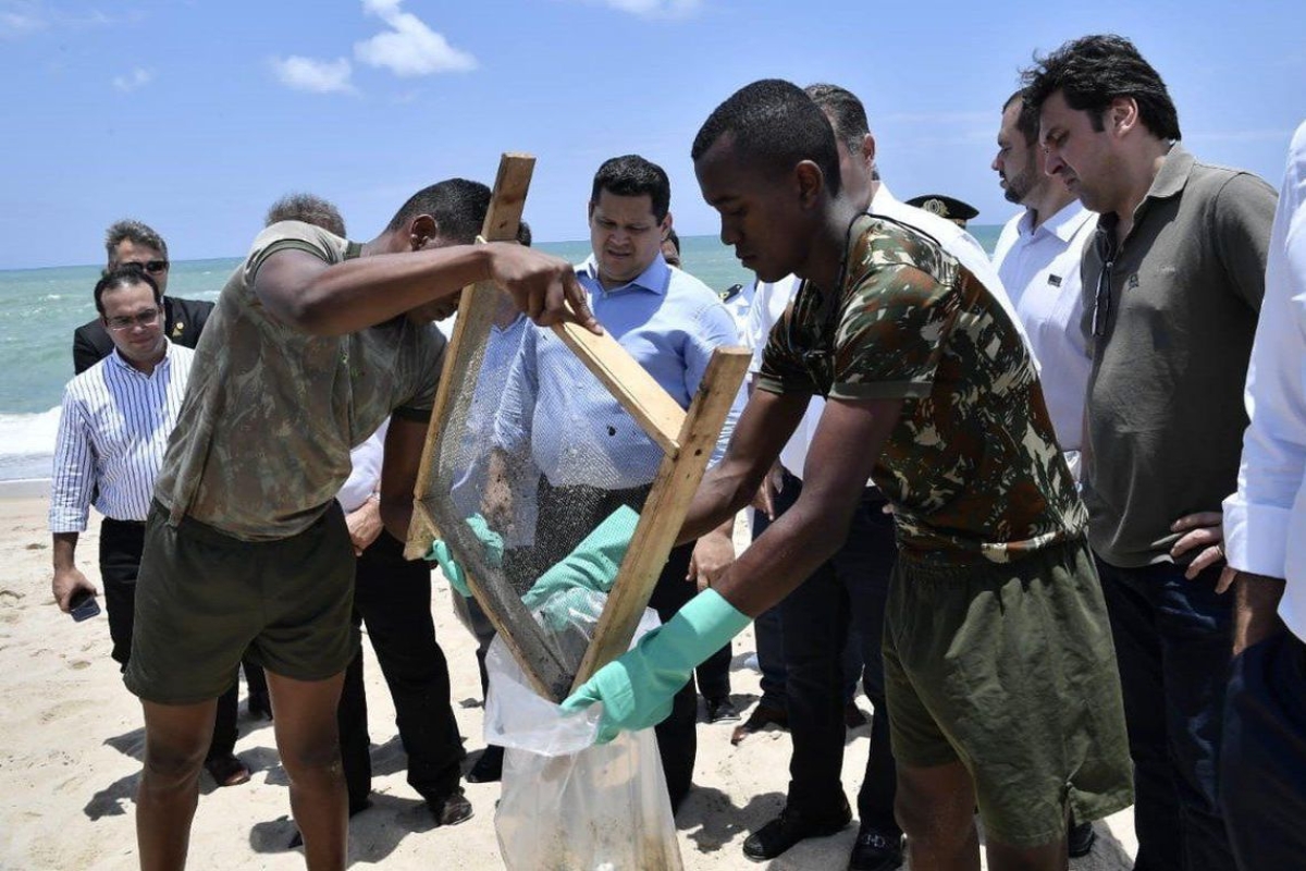 Alcolumbre anuncia MP que libera recursos a cidades atingidas por óleo (Foto: Agência Brasil)