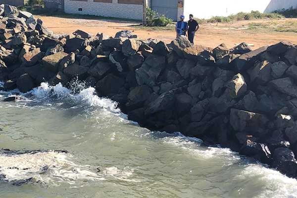 Anderson de Tuca questiona destino do óleo retirado das praias de Aracaju (Foto: Adriano Oliveira/ Assessoria Anderson de Tuca)