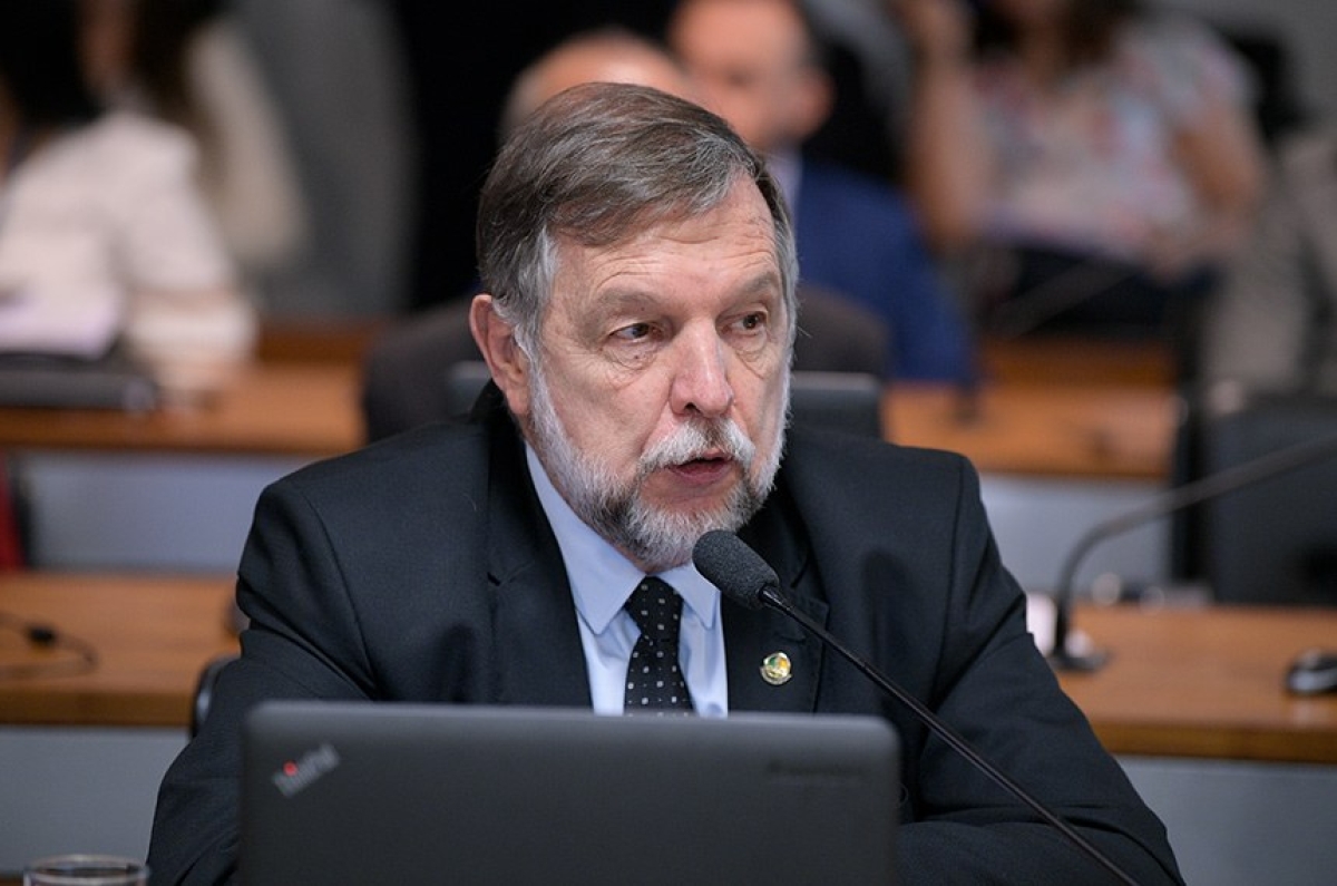 Para o relator, Flávio Arns, projeto traz esperança em meio à crise (Foto: Pedro França/ Agência Senado)