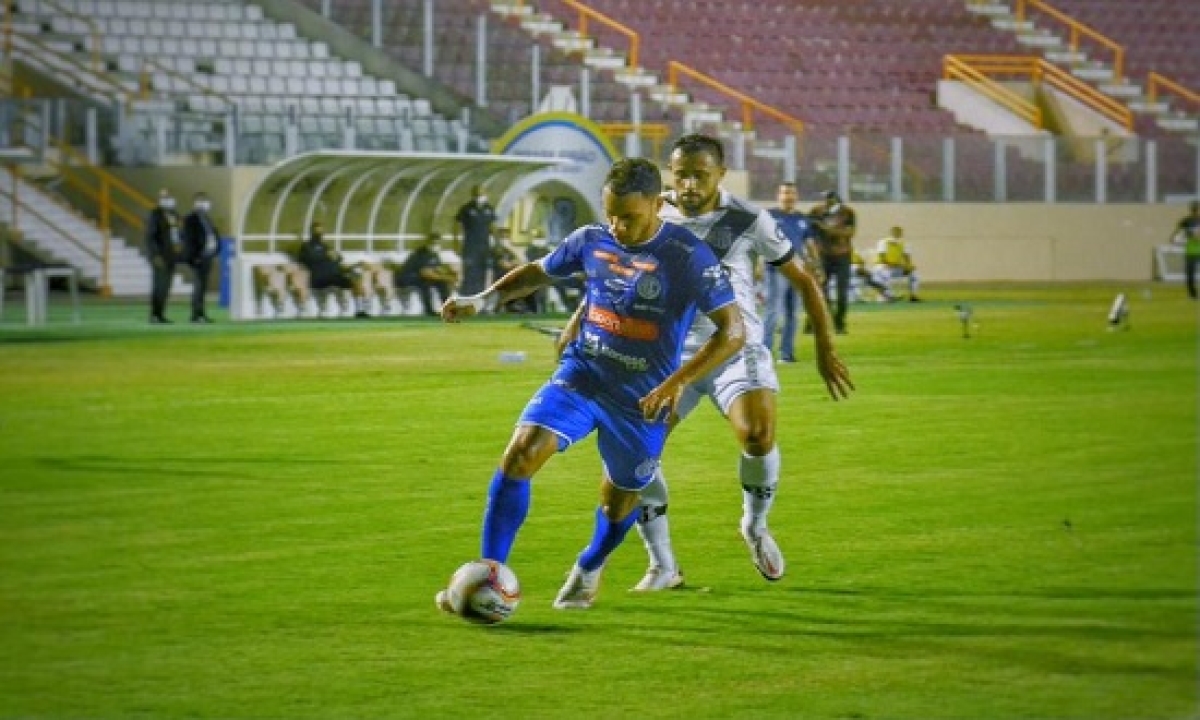 Time azulino perdeu para a Ponte Preta e chegou a 4° derrota seguida. (Foto: Luiz Neto/ AD Confiança)