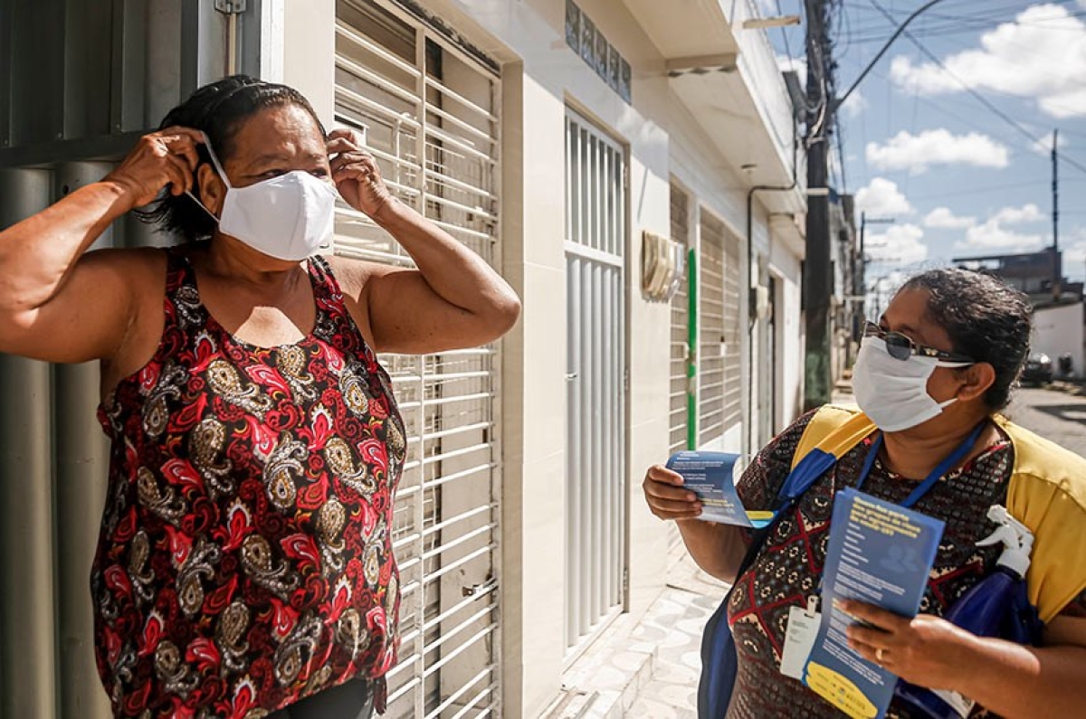 Funcionária da prefeitura de Recife instrui moradora quanto ao uso de máscara; medidas de proteção contra a covid-19 são essenciais para conter a pandemia
(Foto: Andréa Rêgo Barros/ PCR) 