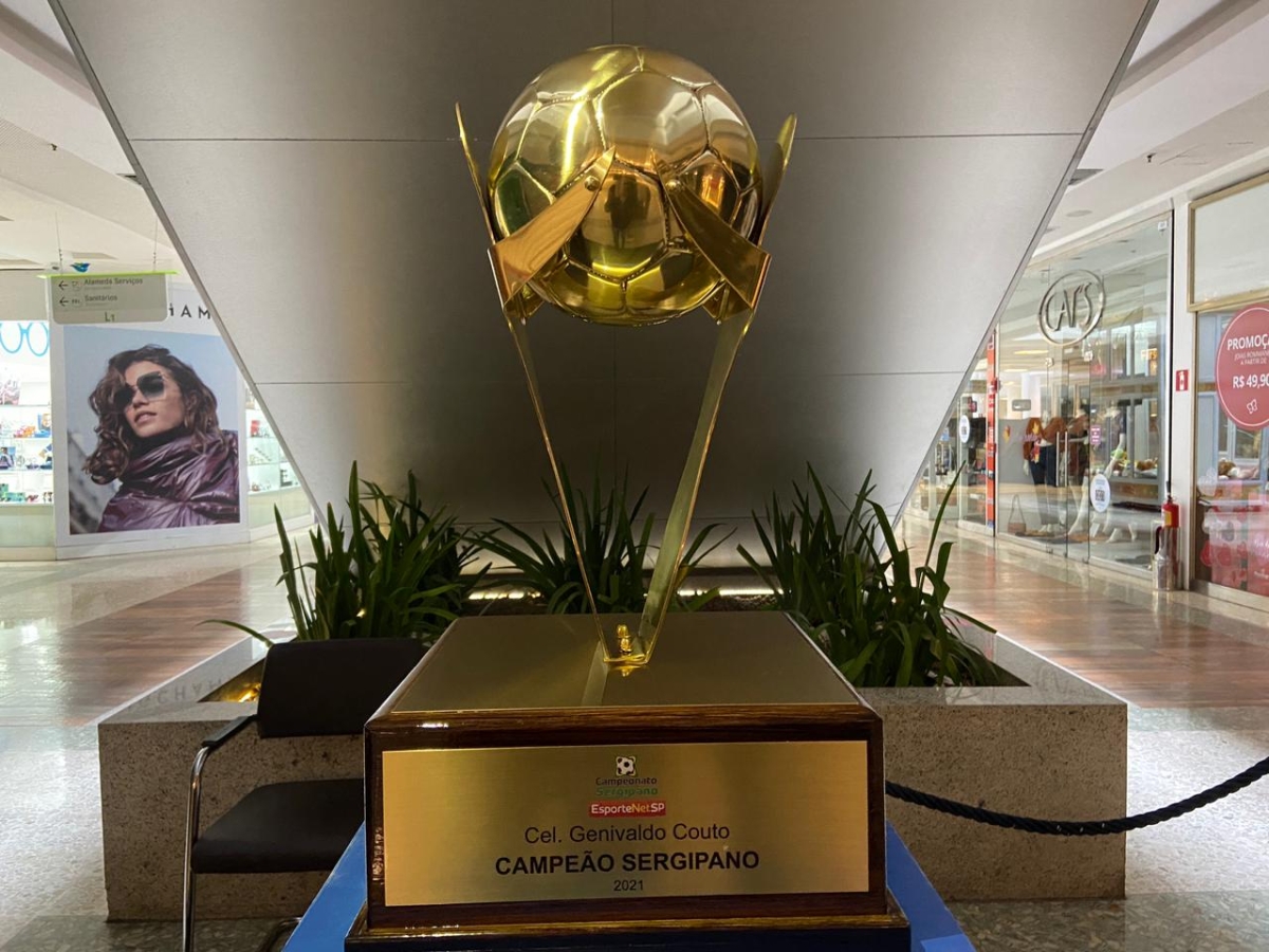 Taça do campeonato "Sergipão EsporteNetSP" encontra-se em exposição no RioMar Aracaju (Foto: Divulgação)