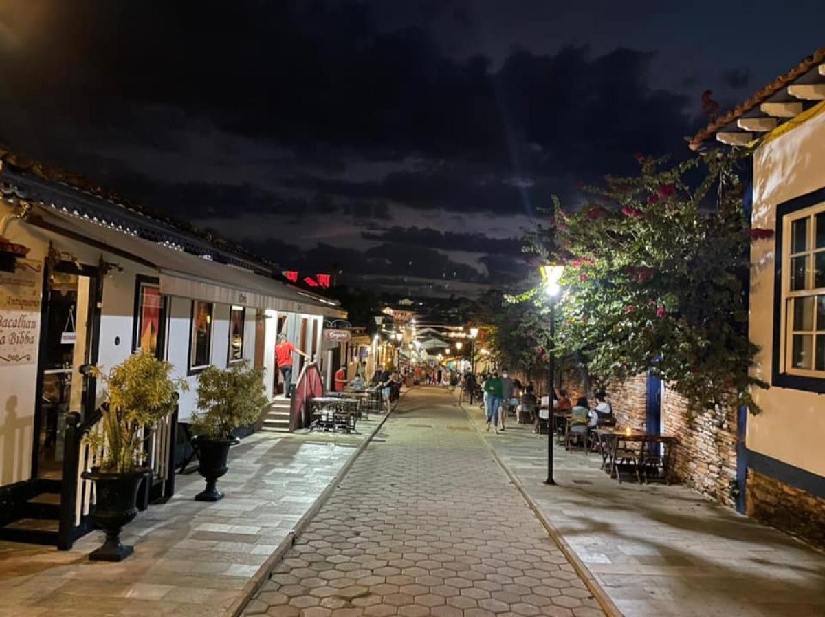 �? noite, a rua do Lazer no centro histórico vira lugar de badalação (Foto: Carla Passos)
