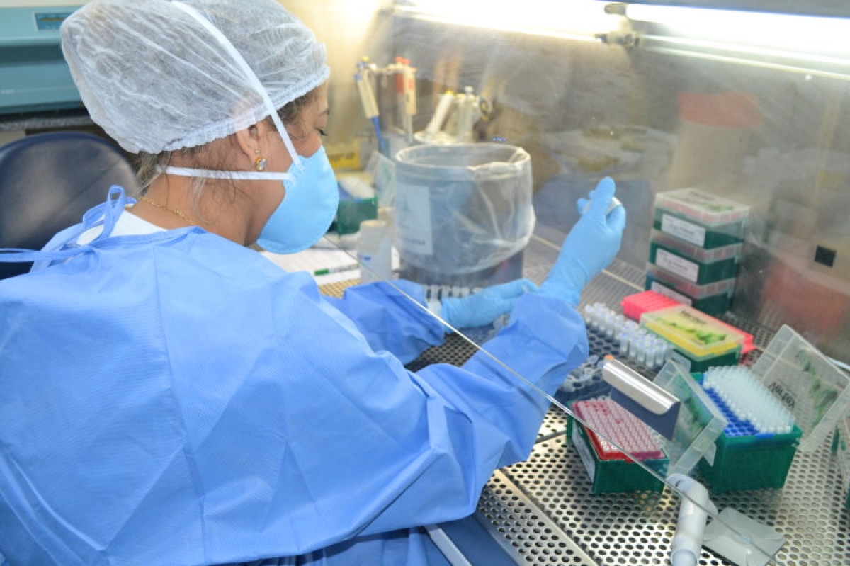 Lacen segue com pesquisa de amostras para variantes do coronavirus (Foto: SES/SE)