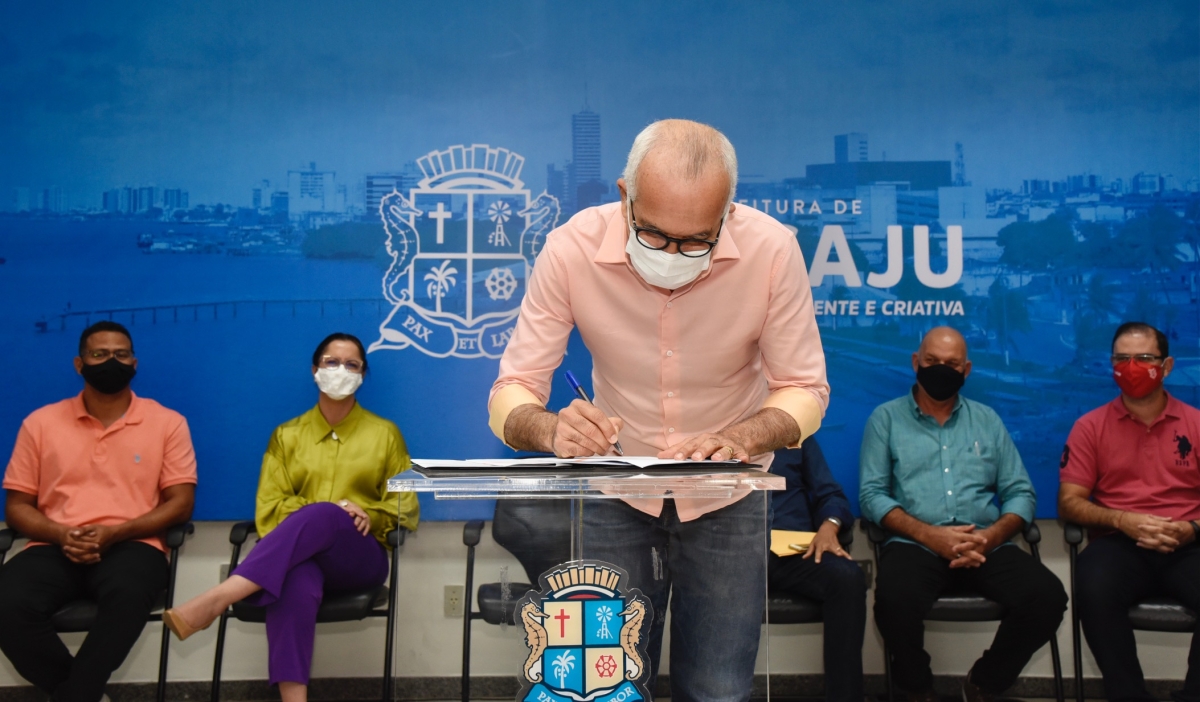 Prefeito Edvaldo assina Termo de Fomento para repasse de R$ 200 mil ao Sergipe e Confiança (Foto: Ana Lícia Menezes/ PMA)