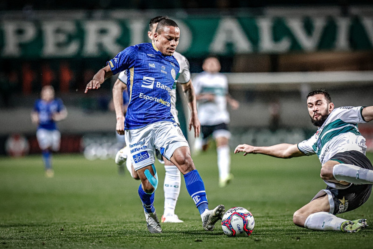 Confiança se manteve na defesa no segundo tempo, mas levou empate aos 45�?�. (Foto: Lucas Almeida/ AD Confiança)