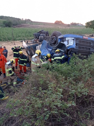Bombeiros de Sergipe e Alagoas resgatam vítima presa nas ferragens em capotamento de carreta (Foto: Cabo Fabiano/ CBM/SE)