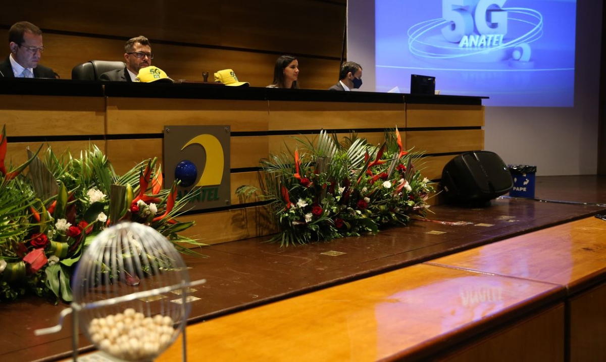 Comissão Especial de Licitação da Agência faz à abertura, análise e julgamento das propostas de preço das 15 empresas cadastradas do  leilão do espectro (banda) 5G, na sede da Agência Nacional de Telecomunicações (Anatel), em Brasília (Foto: José Cruz/ Agência Brasil)
