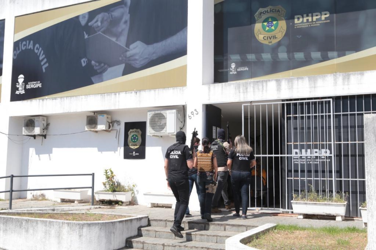 DHPP prende um dos suspeitos por duplo homicídio de irmãos na Barra dos Coqueiros (Foto: SSP/SE)