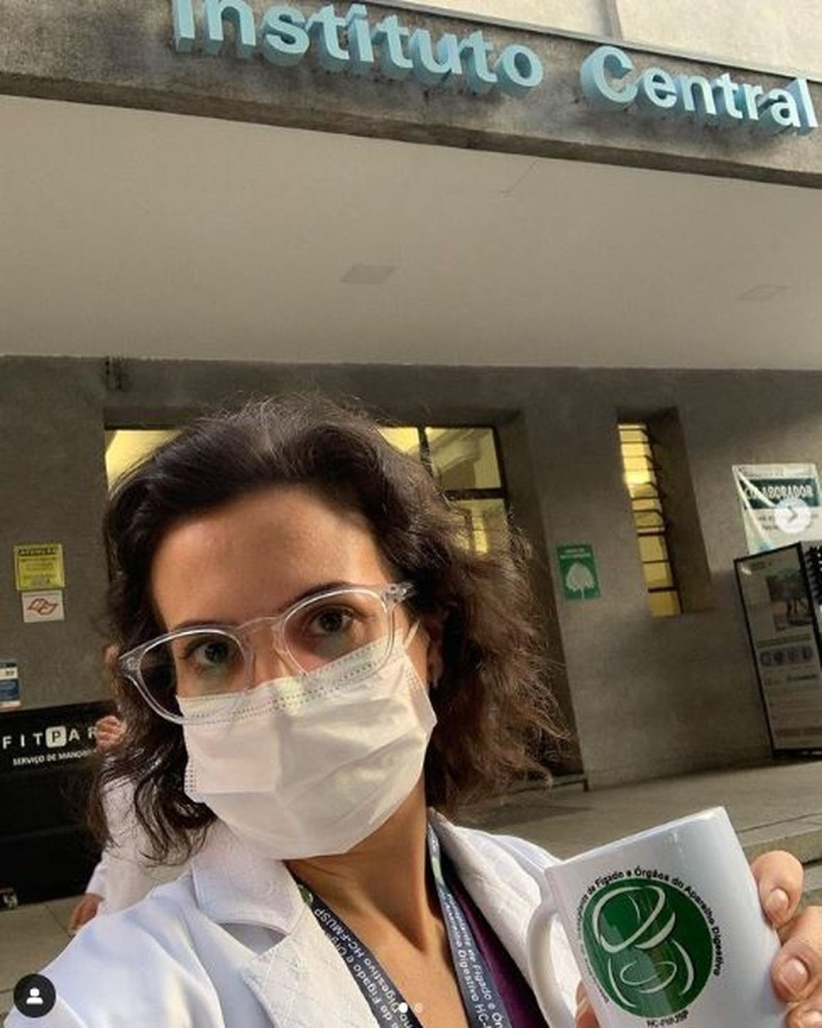 Liliana Ducatti Lopes é médica cirurgiã do aparelho digestivo e faz transplantes de fígado e outros órgãos (Foto: Reprodução/ Instagram)