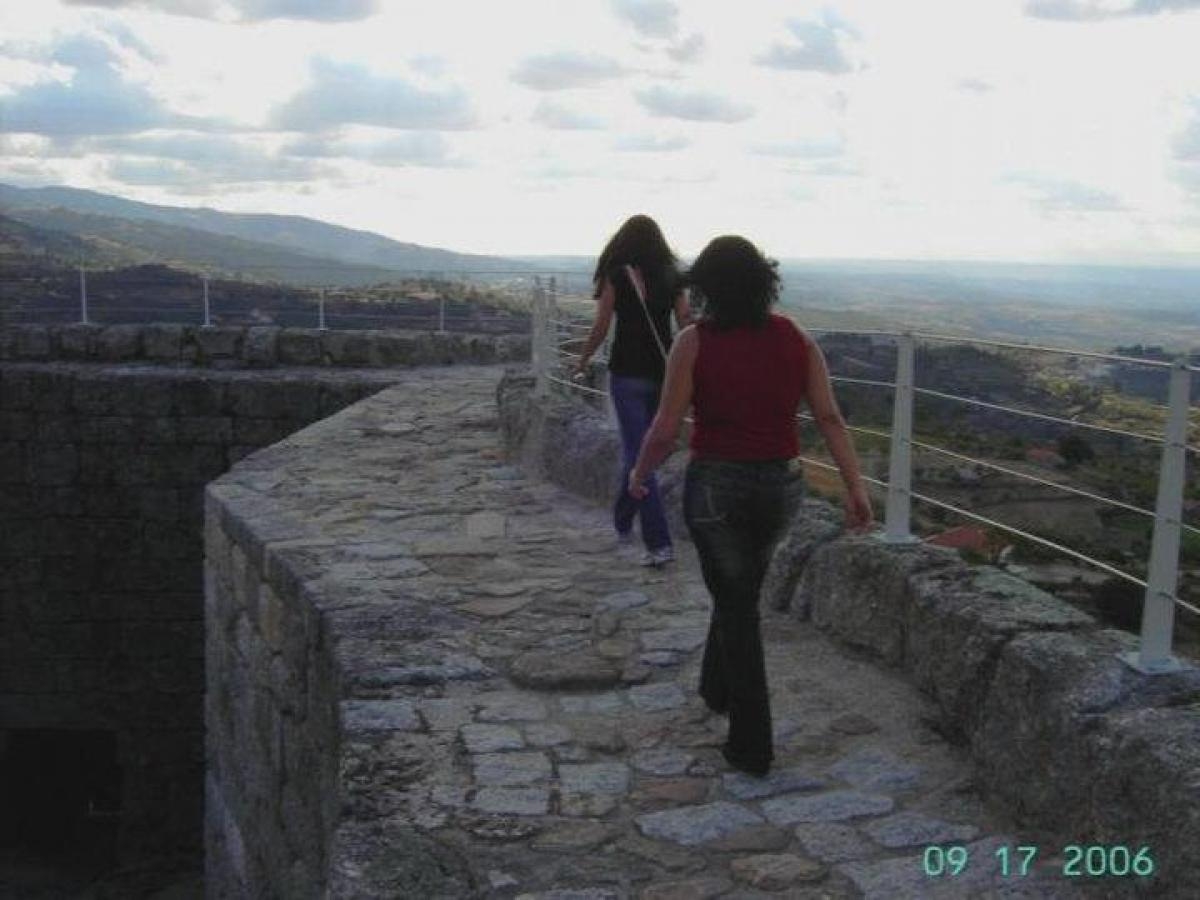 Não deixe de percorrer o interior do país. Essa foto foi caminhando pelas muralhas de �?bidos (Foto: Carla Passos)