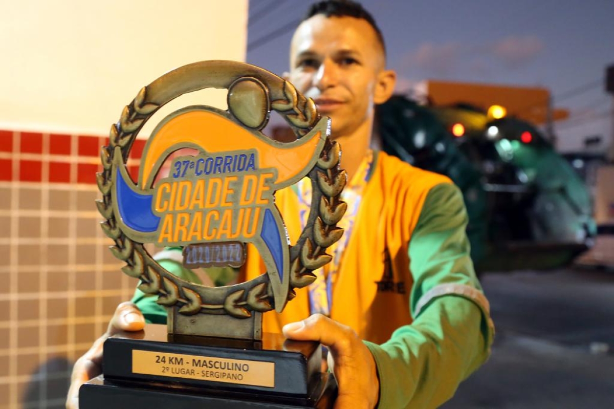 Corrida Cidade de Aracaju: com quatro meses de treino, gari é o 2º sergipano nos 24 km (Foto: André Moreira/ PMA)