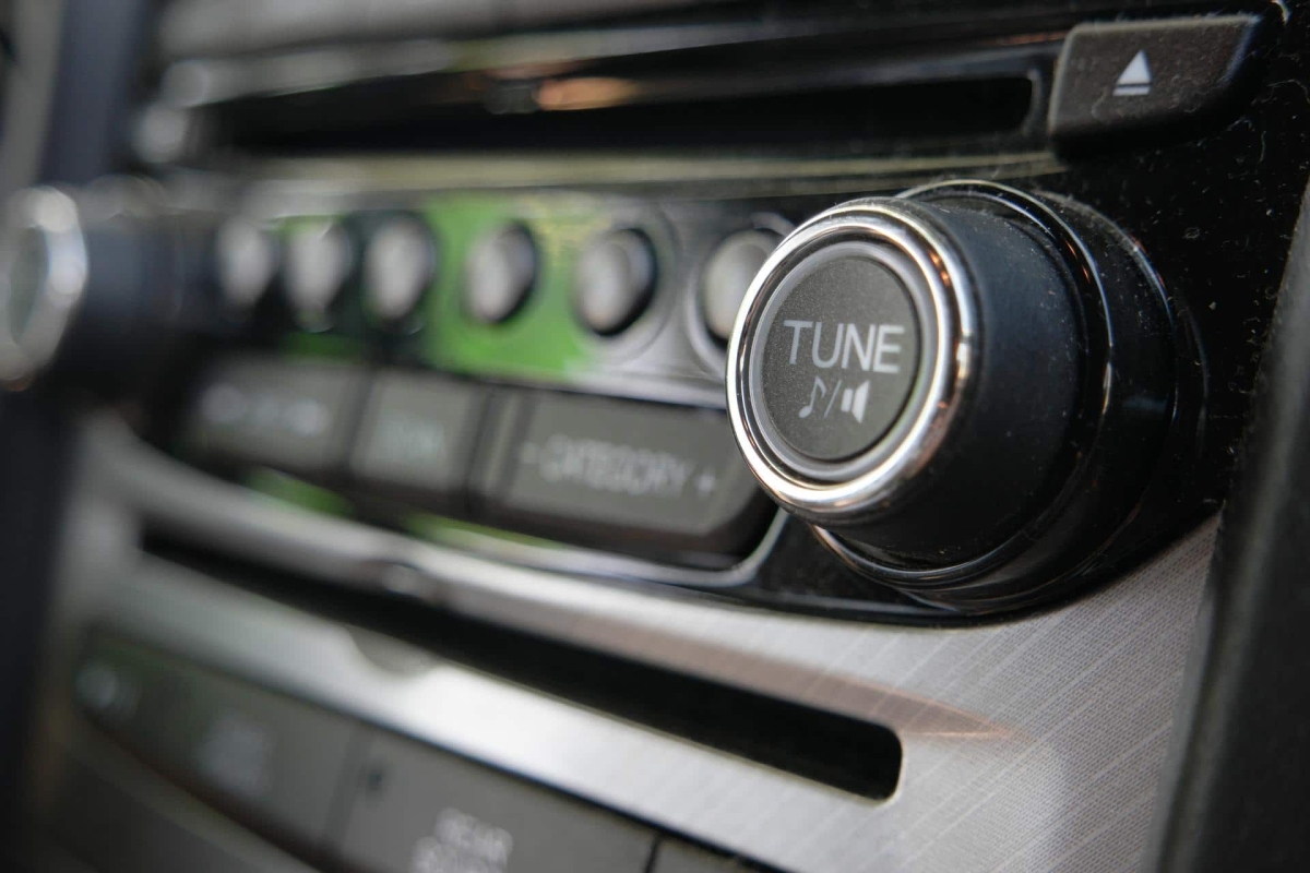 Estudo mostra que música no carro faz o motorista dirigir pior - Foto: Olhar Digital