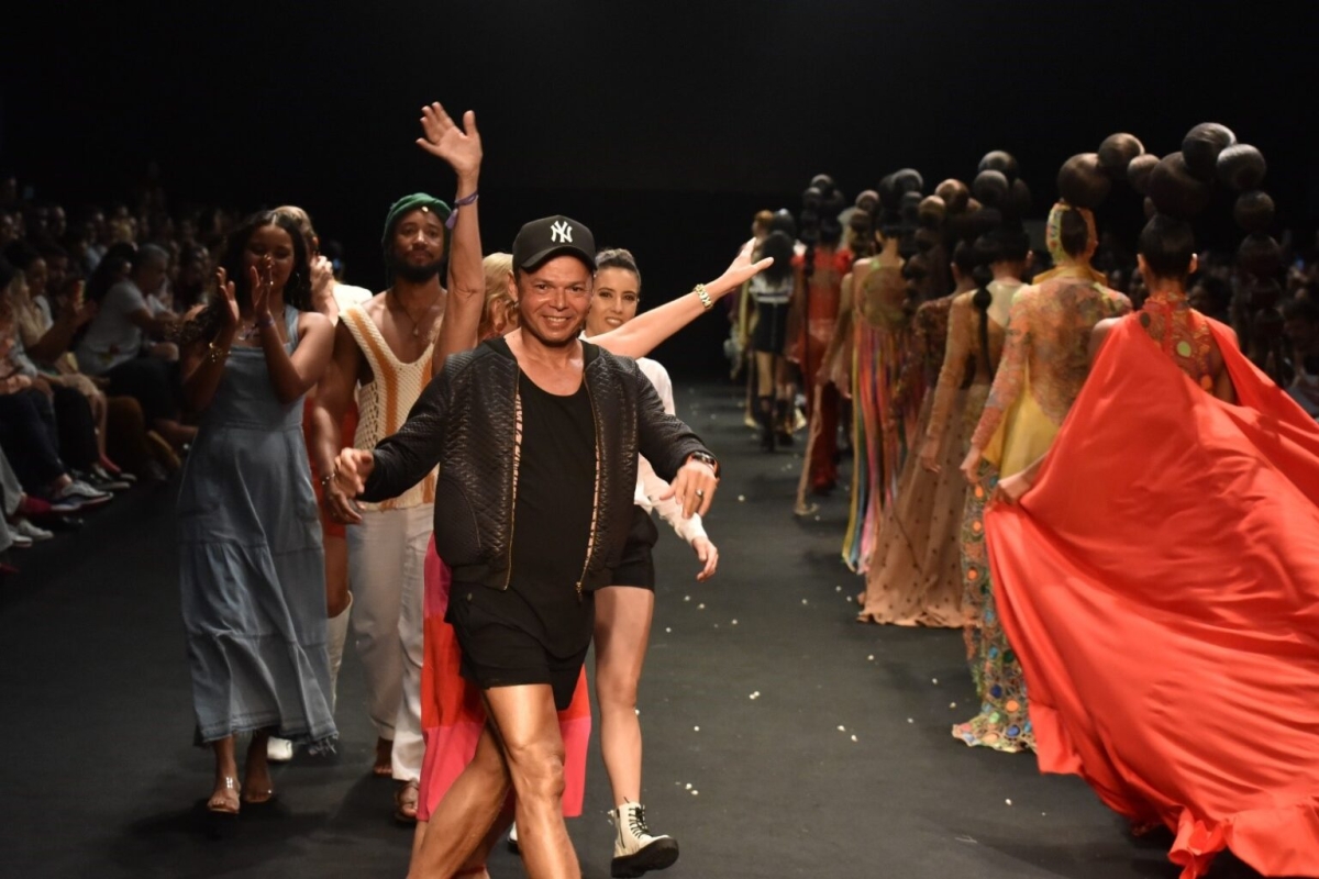 Alunos do curso Técnico em Modelagem de Vestuário, orientados pelo técnico de moda, Altair Santos no final da apresentação da coleção Delírio Poético no DFB Festival de Moda - Foto: Roberta Braga | Senac/SE