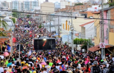 Cortejo desfilando pelas ruas do bairro Cirurgia - Foto: Facebook | Carnaval Rasgadinho