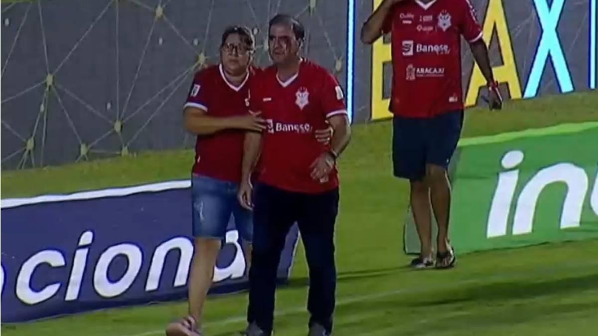 Ernan Sena sai sangrando de campo após atacar árbitro e ser atingido pela bandeirinha - Foto: Reprodução