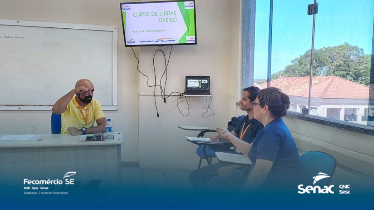 Instrutores intérpretes de Libras garantem inclusão de alunos surdos nos cursos do Senac-SE - Imagem: Senac/SE