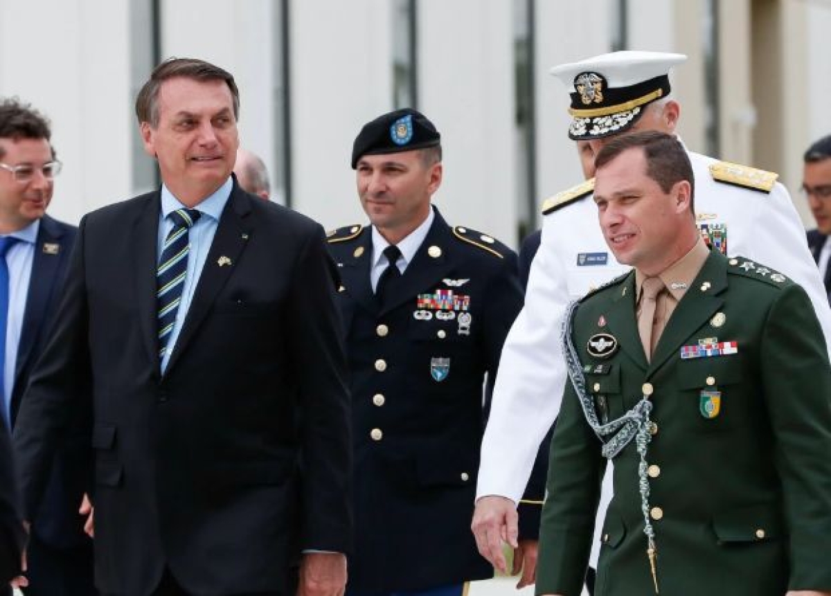 Bolsonaro e o tenente-coronel Mauro Cid (de verde) - Foto: Alan Santos | PR