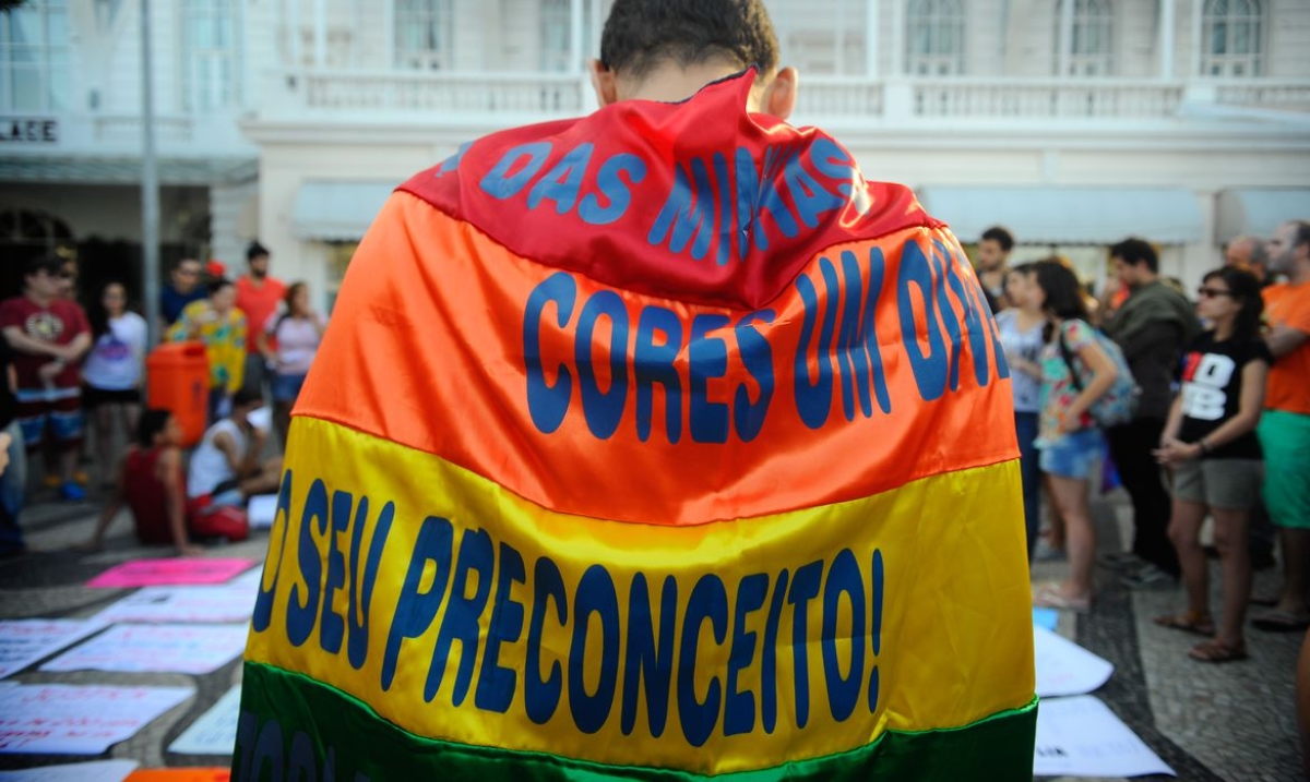 Ato contra a LGBTfobia e pela criminalização da homofobia, na praia de Copacabana zona sul da cidade,  reúne dezenas de pessoas - Foto: Tânia Rêgo | Agência Brasil