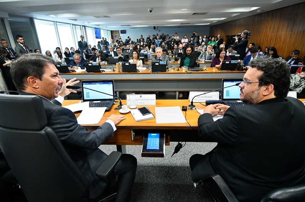 O presidente da CPI, deputado Arthur Maia, e o fotógrafo da Reuters, Adriano Machado - Foto: Geraldo Magela | Agência Senado