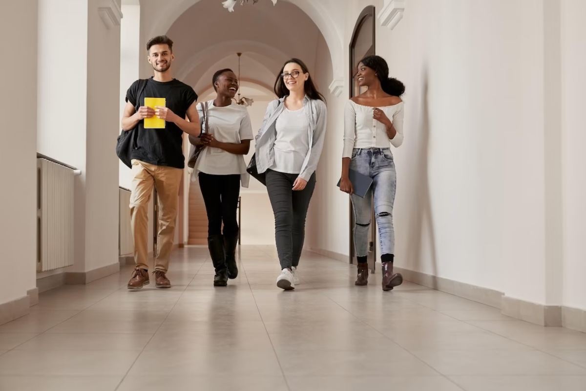Entenda como o Enade beneficia os estudantes que estão entrando no mercado de trabalho - Foto: Freepik
