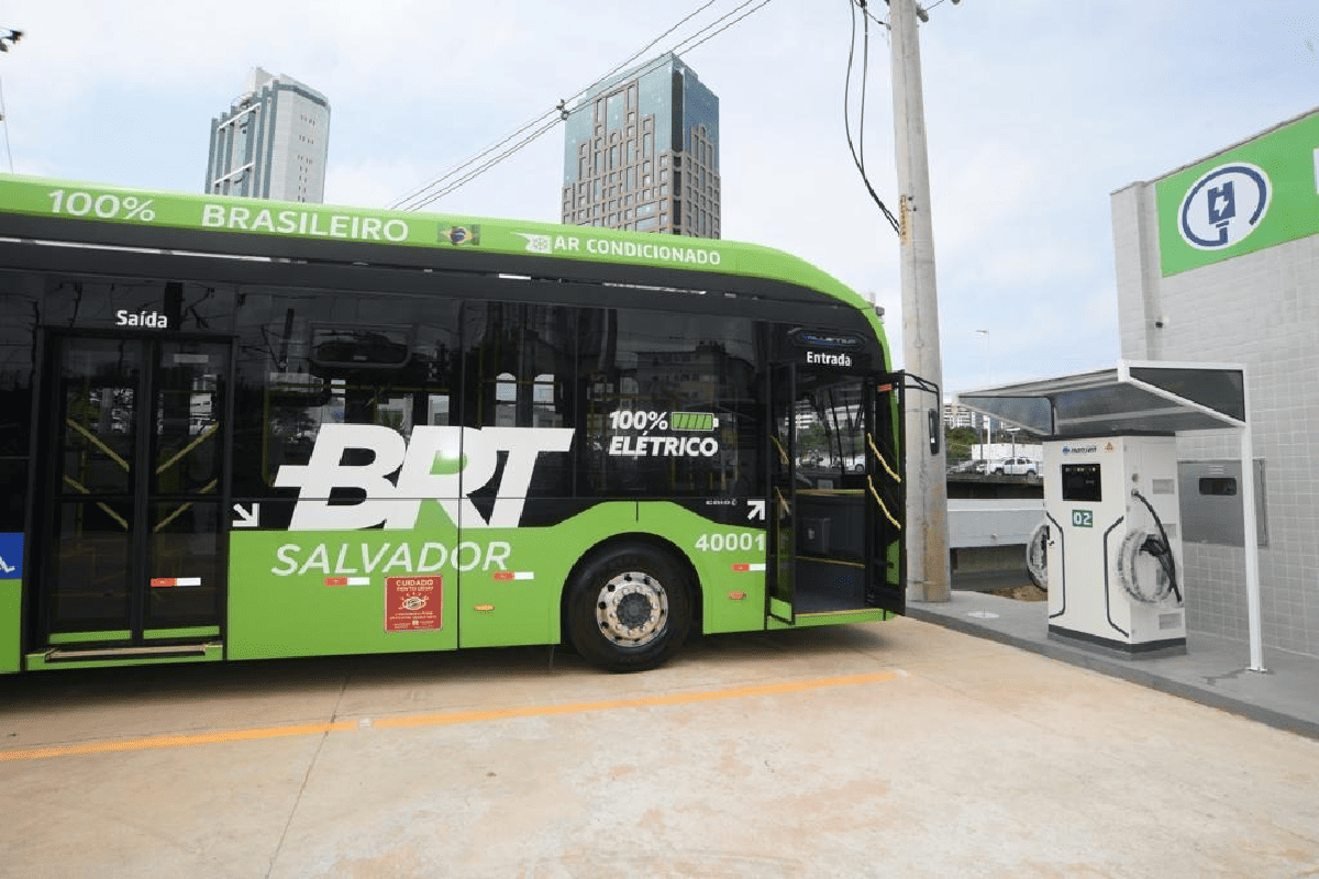 Salvador inaugura maior terminal de recarga do país e vai abastecer 40 ônibus elétricos por dia - Imagem: Reprodução | Betto Jr. | Secom PMS