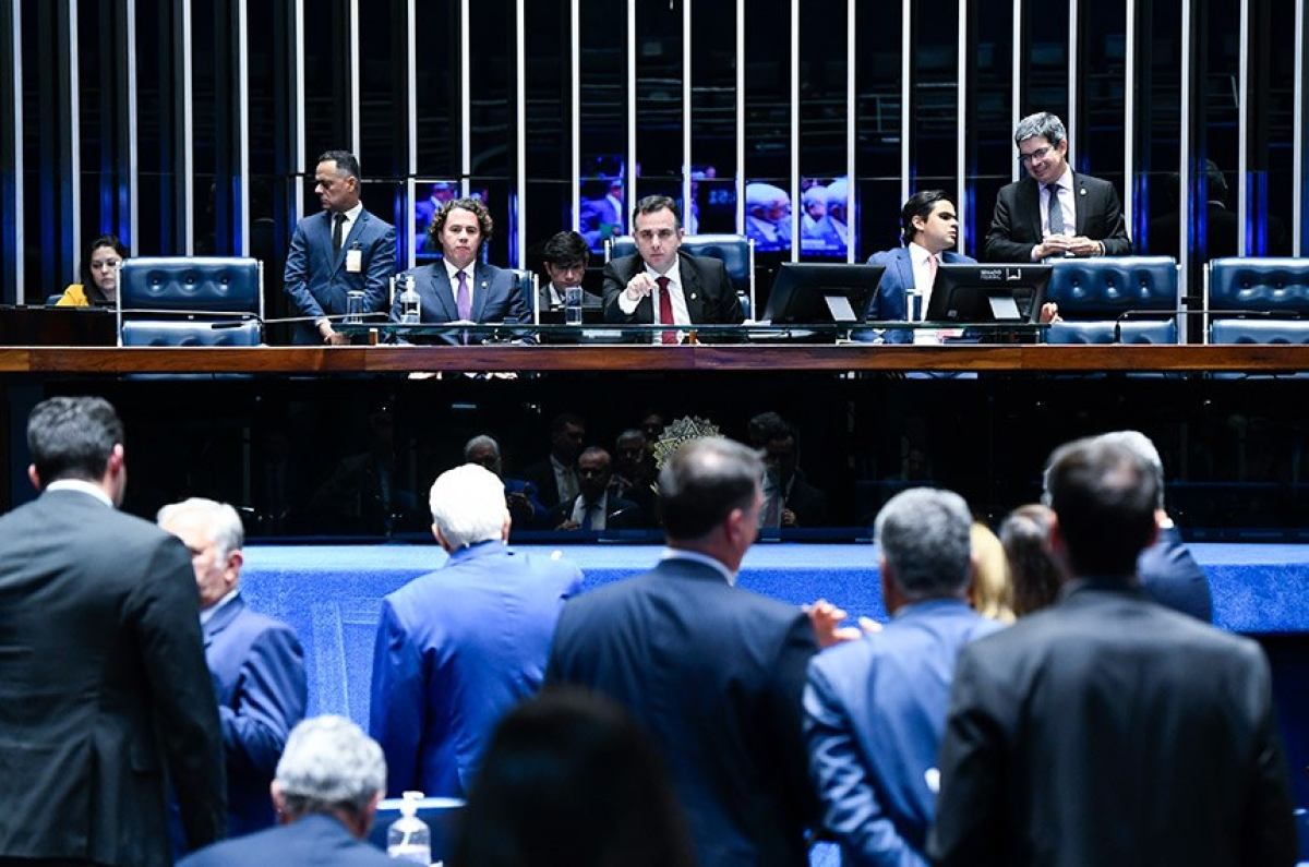 O relator, Veneziano Vital do Rêgo, e o presidente do Senado, Rodrigo Pacheco, na votação do projeto no Plenário - Foto: Roque de Sá | Agência Senado