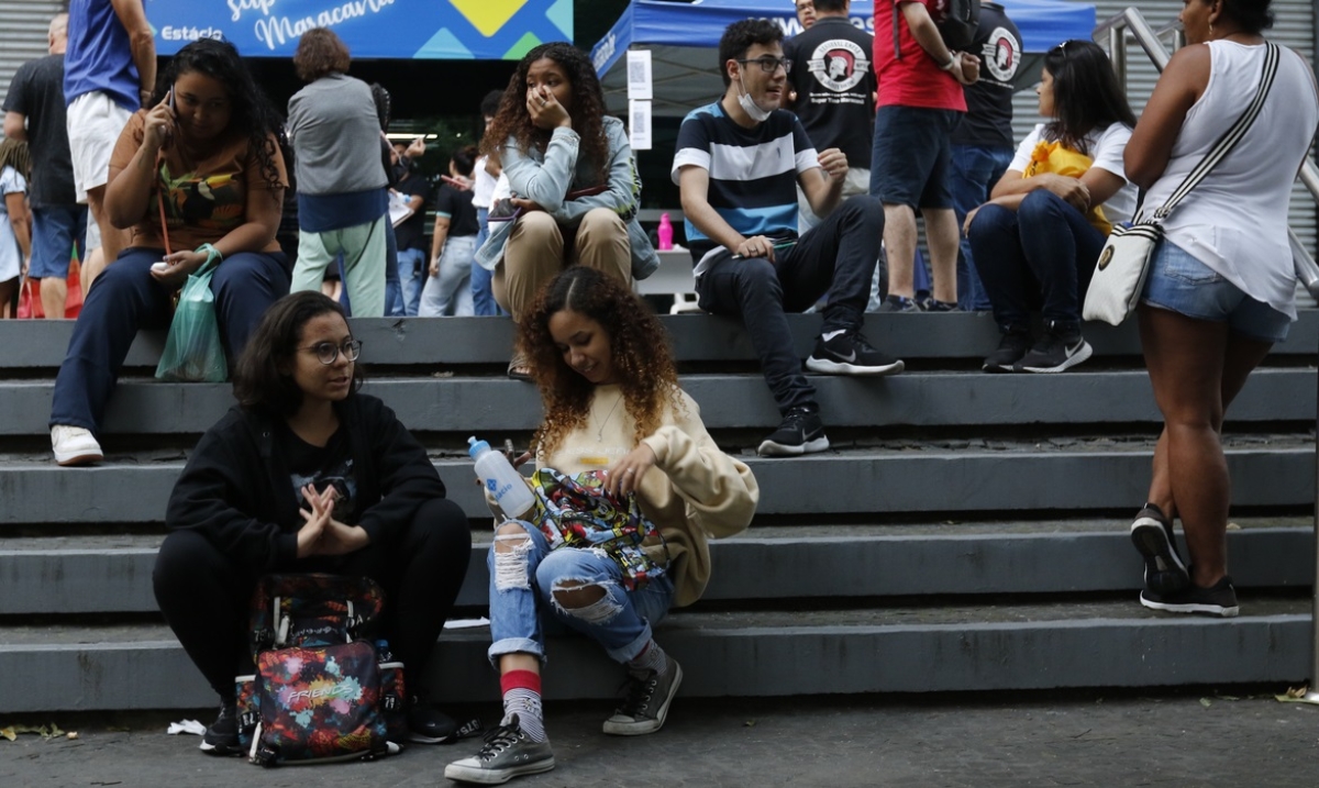 Rio de Janeiro (RJ), 05/11/2023 - Candidatos deixam local de provas após o primeiro dia do Enem 2023, na Universidade Estácio, na Tijuca - Foto: Fernando Frazão | Agência Brasil