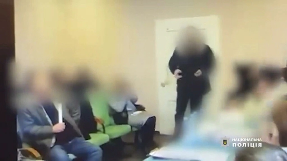 Momento em que político entra em sala de Câmara na Ucrânia para detonar granadas - Foto: EFE | Polícia Ucraniana