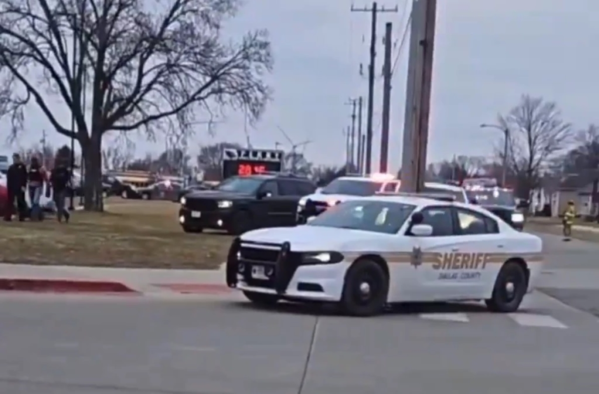 Viaturas em frente à escola - Foto: Reprodução | Print de Vídeo | Twitter
