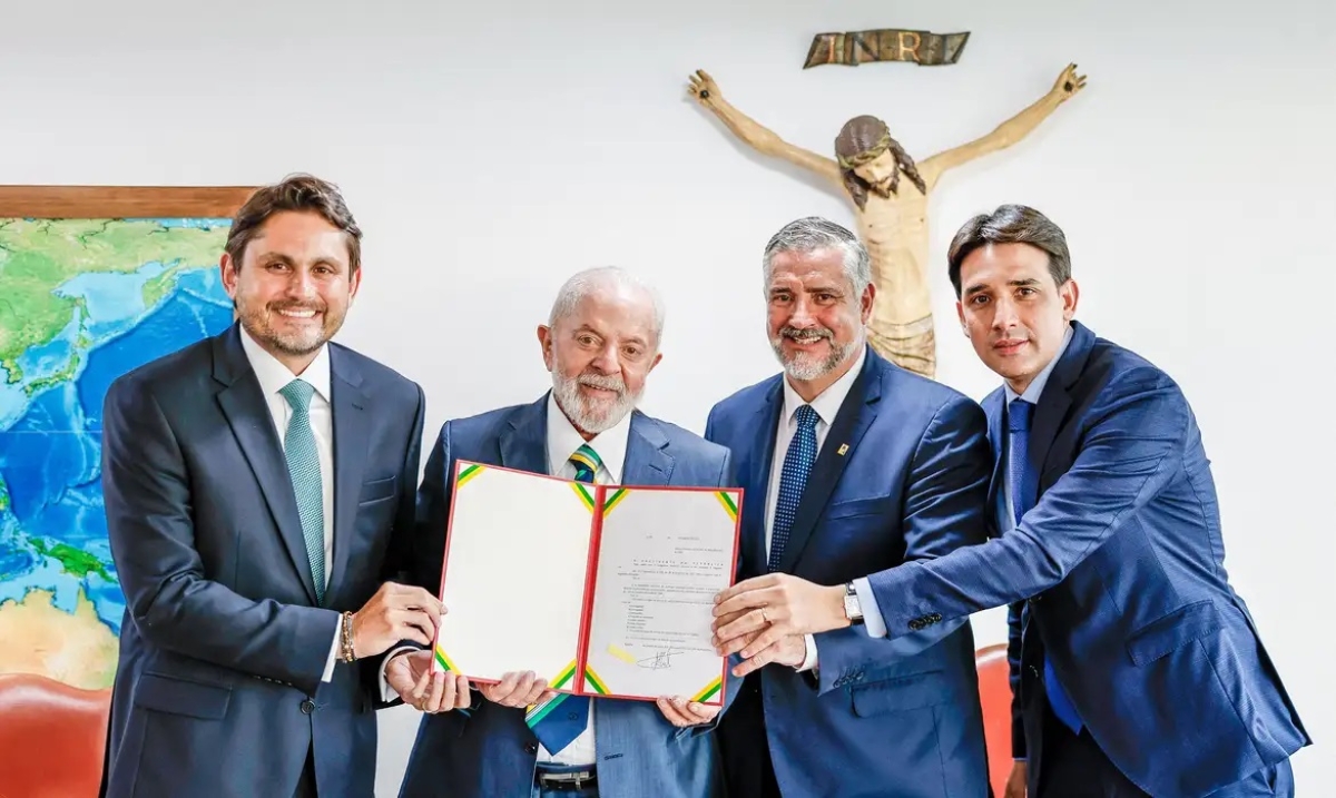 Brasília (DF), 15.01.2024 - Presidente da República, Luiz Inácio Lula da Silva e o Ministro das Comunicações, Juscelino Filho, durante a assinatura de sanção do PL 7/2023, no Palácio do Planalto - Foto: Ricardo Stuckert | PR