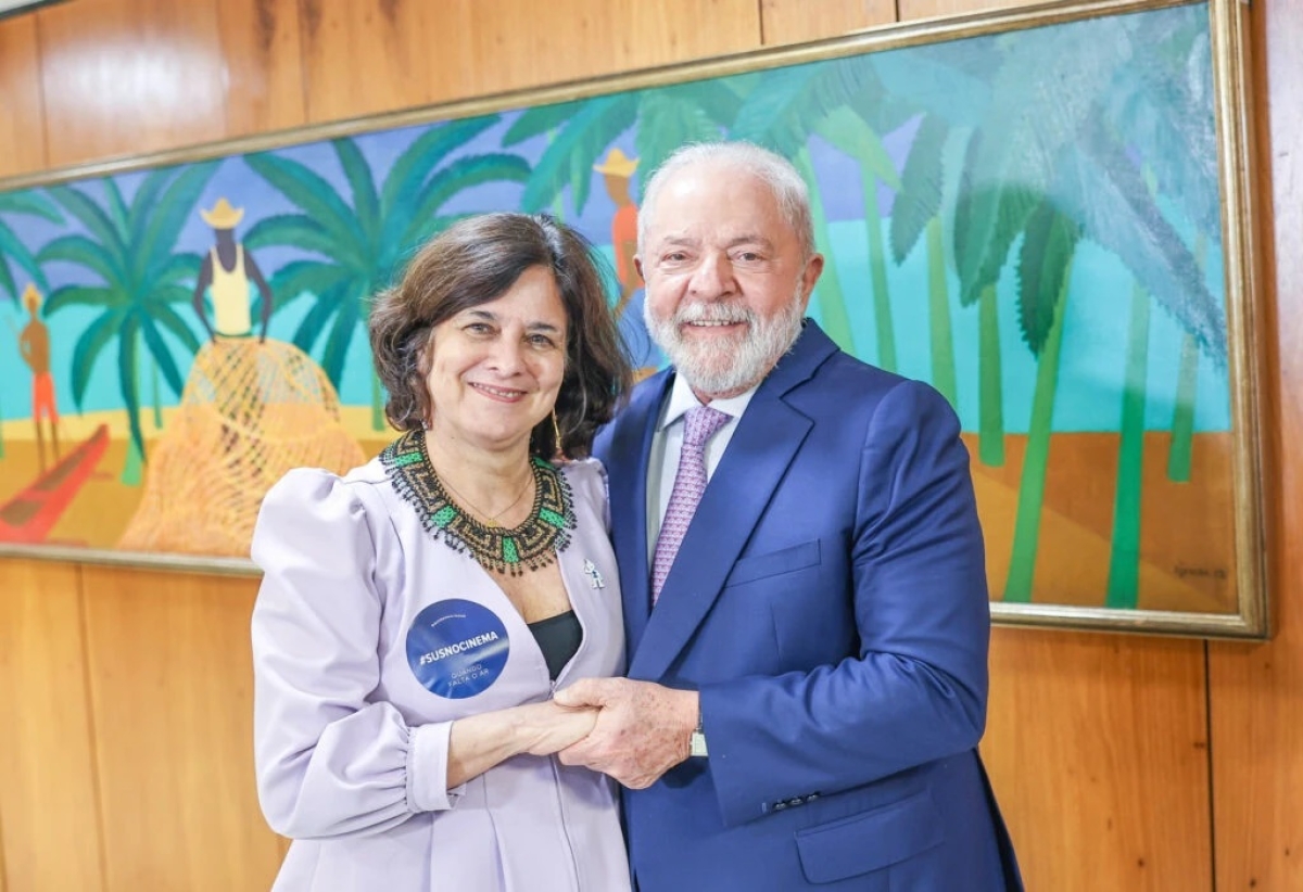 Lula ao lado da ministra da Saúde, Nísia Trindade - Foto: Ricardo Stuckert | PR