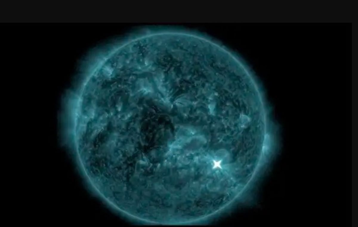 Uma explosão solar vista na região ativa 3599 do Sol no domingo, 10 de março, vista pelo satélite GOES East da NOAA - Imagem: UW-Madison CIMSS | NOAA
