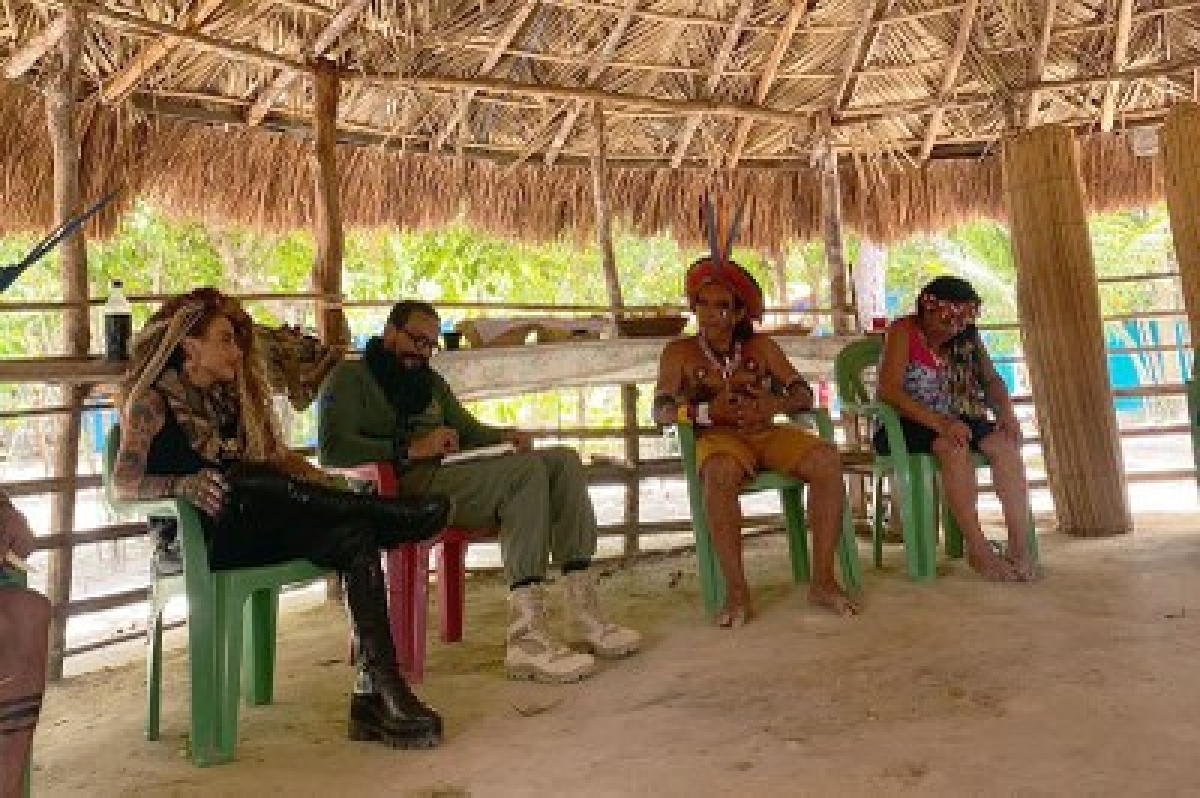 Procuradora Gisele Bleggi conversando com os indígenas Fulkaxó - Foto: MPF