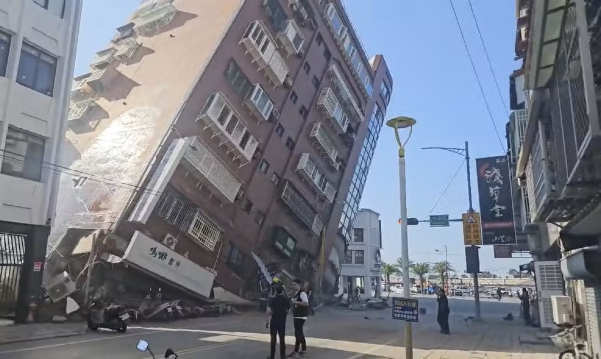 Prédio ficou inclinado na cidade de Hualien, em Taiwan, após forte terremoto em 3 de abril de 2024 - Foto: TVBS