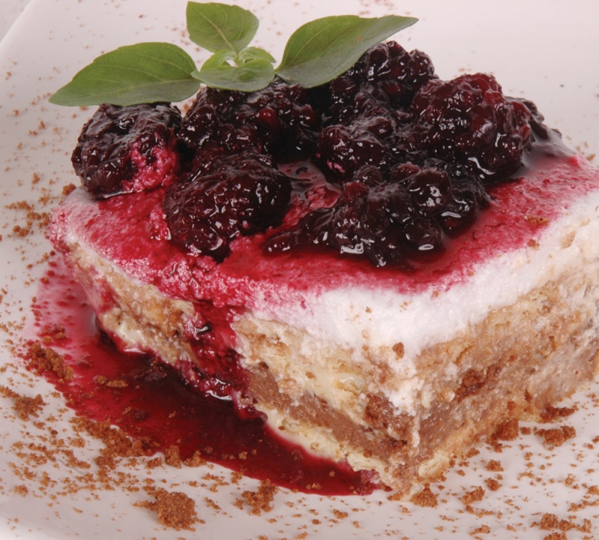 Pavê de chocolate com calda de frutas vermelhas - Foto: Divulgação - Marca Piraquê