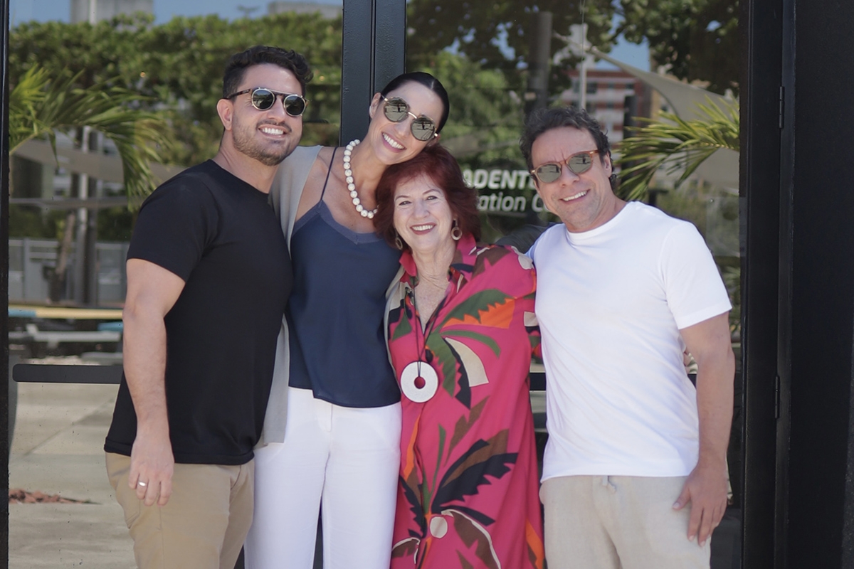 A executiva de franquias da CASACOR, Graziela De Caroli, dá as boas vindas aos novos franqueados, Rodrigo Fonseca, Mercês Souza e Gilvan Acci - Foto: Assessoria de imprensa
